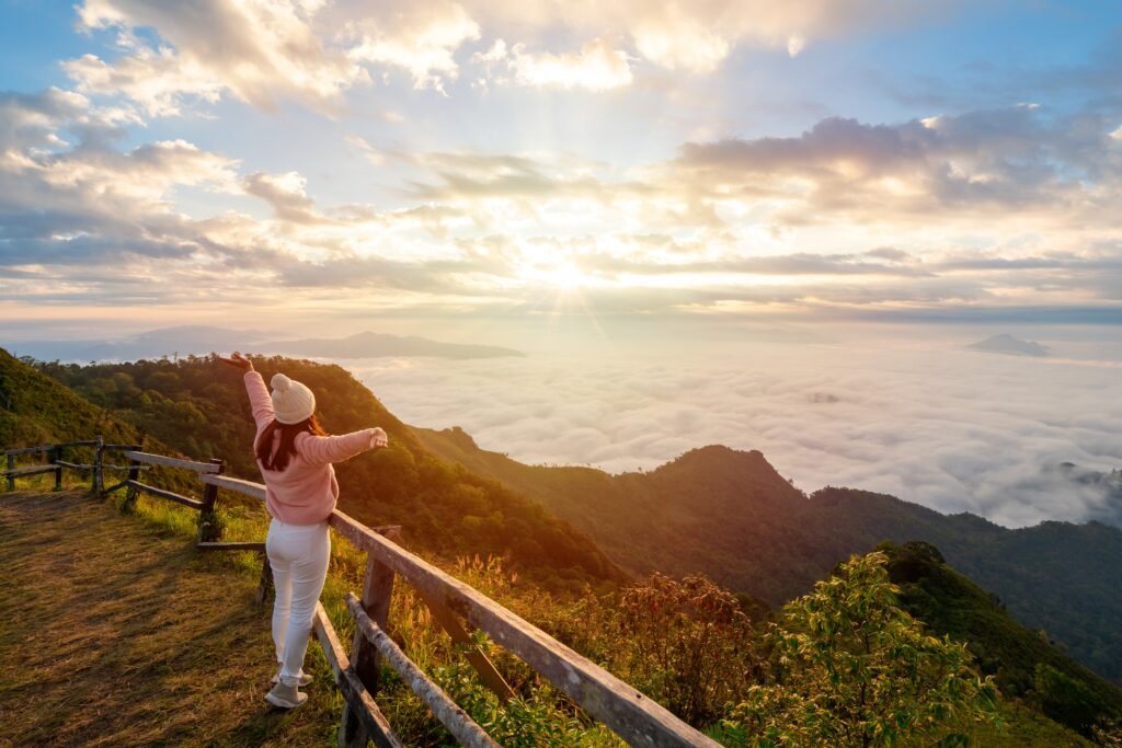 Meditación para principiantes: guía práctica para reconectar contigo young,woman,travelers,looking,at,the,sunrise,and,the,sea