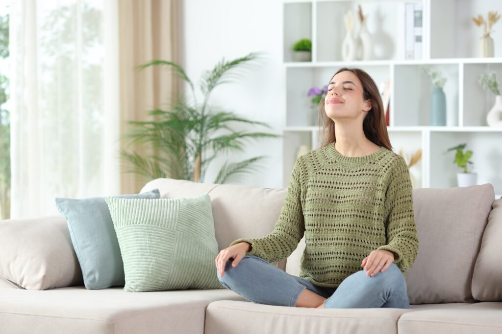 Síntomas físicos y emocionales del despertar espiritual happy,woman,in,green,breathing,fresh,air,meditating,sitting,on