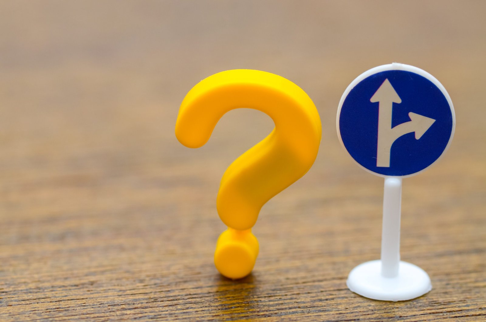 Despertar Espiritual a,question,mark,beside,a,road,sign,symbolizes,the,dilemma
