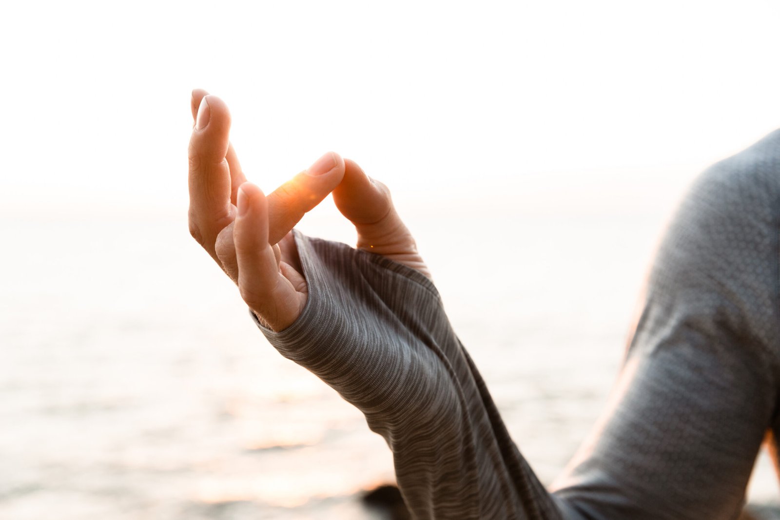 cropped,photo,of,handsome,young,sports,man,hand,on,the